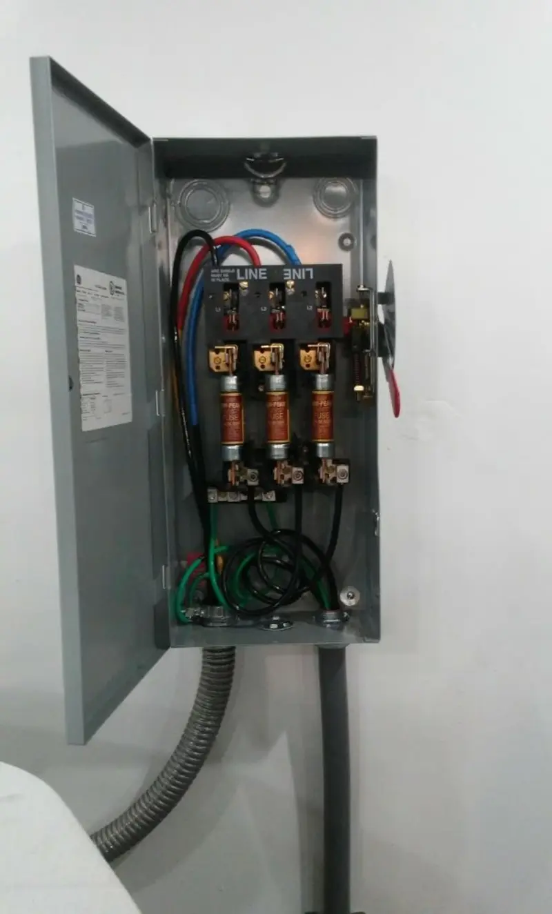 Three-phase disconnect switch installed for Smoke Detector Installation in La Presa